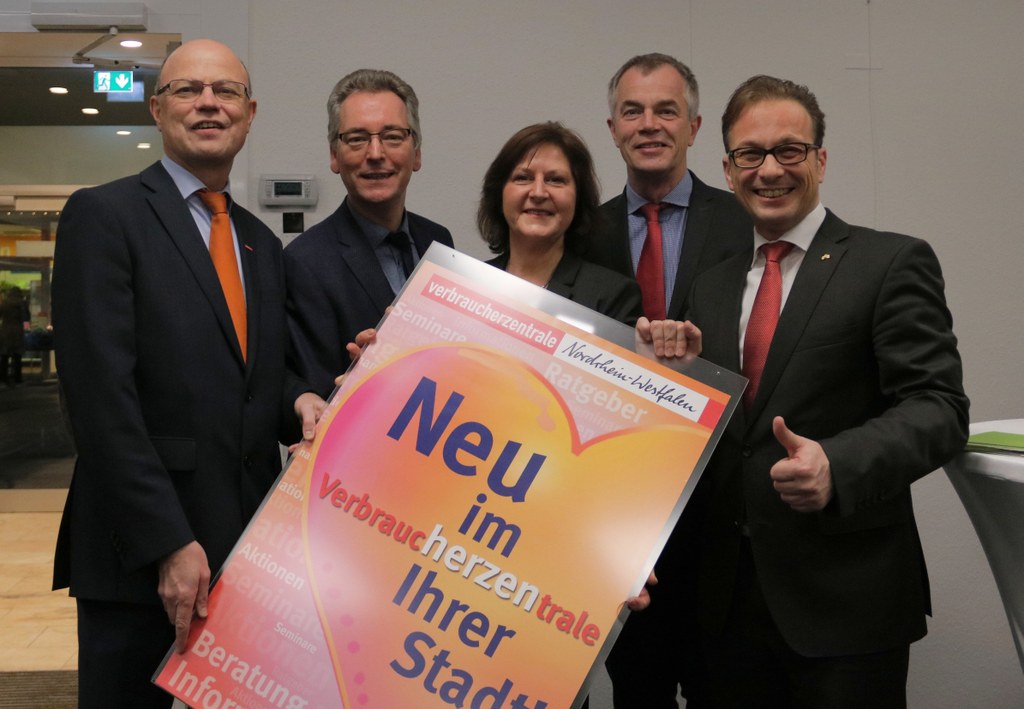 Bürgermeister Reiner Breuer (r.) eröffnete die Verbraucherzentrale Neuss gemeinsam mit Wolfgang Schuldzinski, Vorstand der Verbrauchzentrale NRW, Hans-Christian Markert, Neusser Landtagsabgeordneter, Dorothea Khairat, Leiterin der Neusser Vebraucherzentra