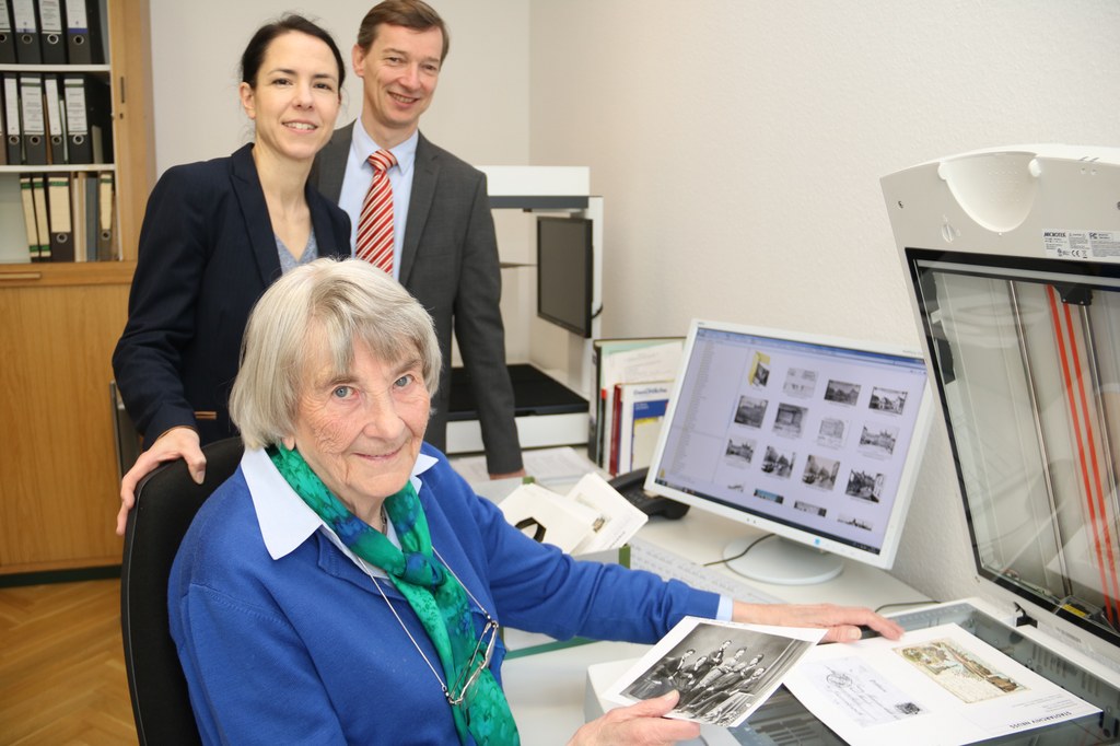 Wollen weiteres ehrenamtliches Engagement im Neusser Stadtarchiv fördern: Ehrenamtlerin Karla Giesmann, Dr. Annekatrin Schaller, wissenschaftliche Mitarbeiterin, und Archivleiter Dr. Jens Metzdorf.