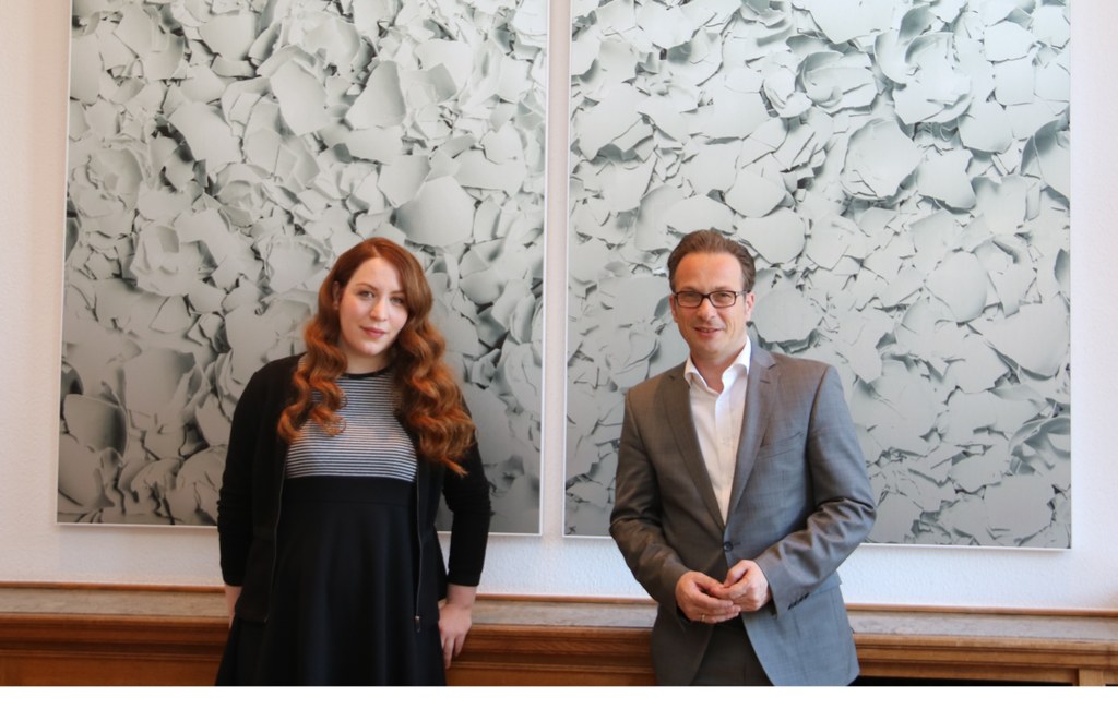 Bürgermeister Reiner Breuer mit der Künstlerin Jennifer López Ayala.