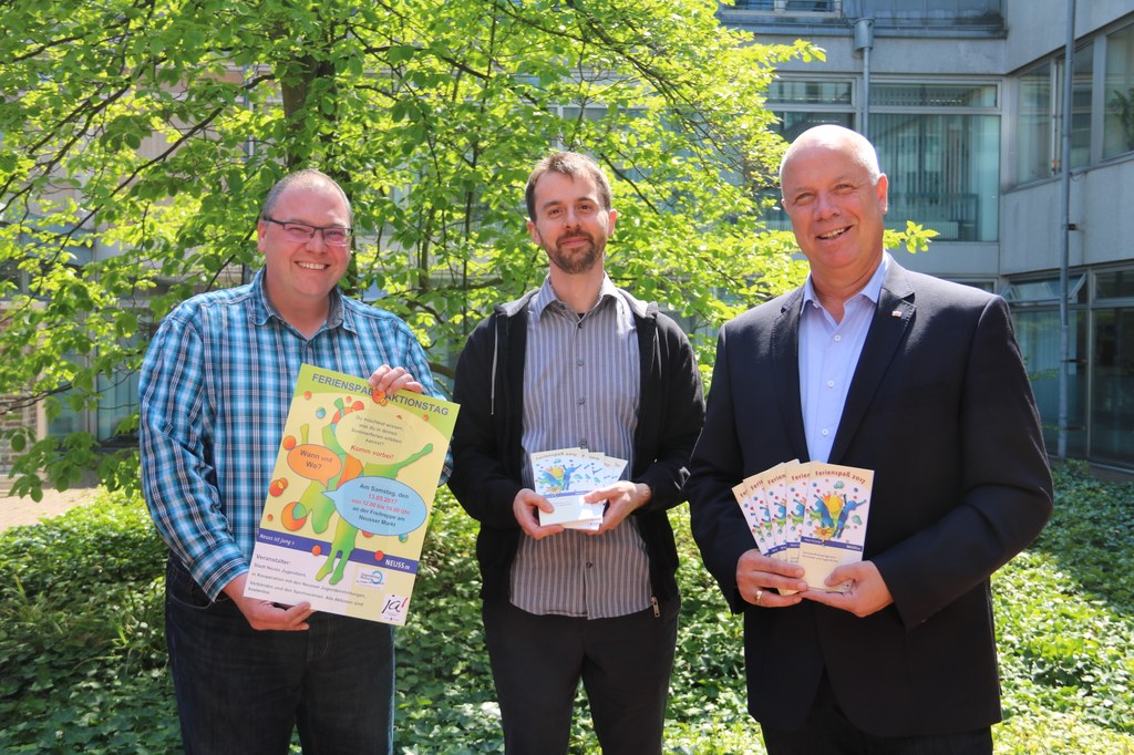 (v.r.:) Jugenddezernent Ralf Hörsken, Simon Herzhoff,  verantwortlich für Ferienangebote, und Stadtjugendpfleger Götz Barkey präsentieren den Neusser Ferienspaß 2017.
