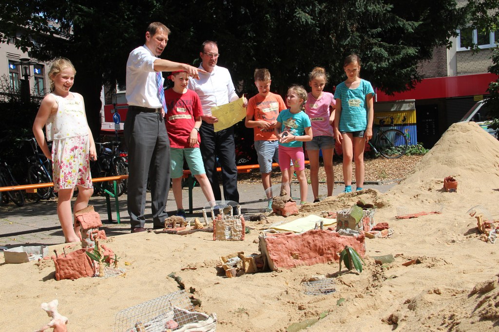 Christoph Hölters (r.), Planungsdezernent der Stadt Neuss, Dr. Ron Brinitzer (l.), Vorsitzender des Fördervereins der Alten Post, lassen sich von den Stadtplanern die Wunschstadt zeigen.