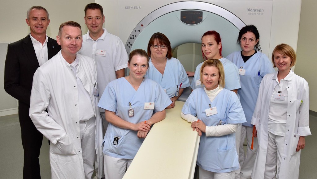 Dr. Andreas Kremer (Lukaskrankenhaus Neuss) und Prof. Dr. Dr. Lutz Freudenberg (beide hinten links) mit dem Praxis-Team. Foto: Lukaskrankenhaus 