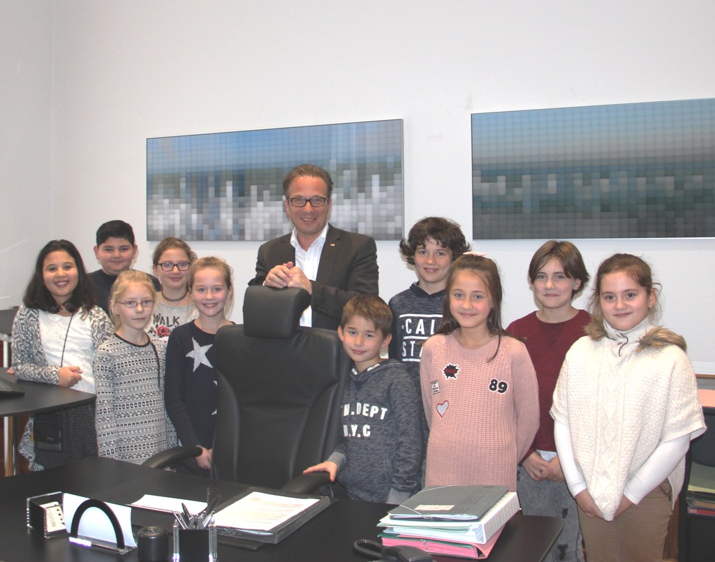 Bürgermeister Reiner Breuer mit den Gewinnerinnen und Gewinner