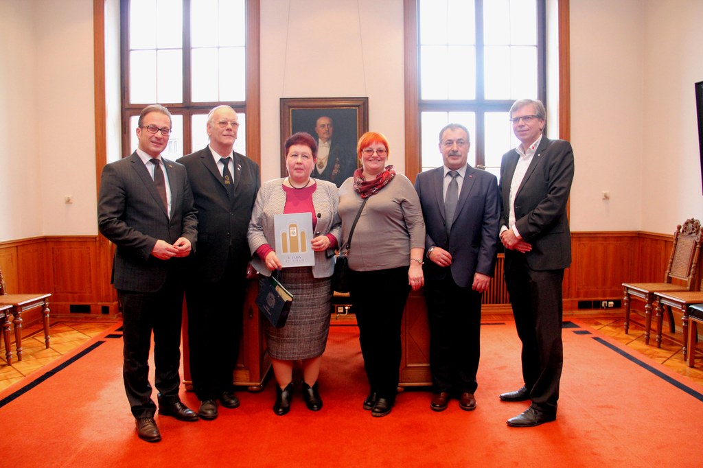 Bürgermeister Reiner Breuer mit Bernhard Stöcker (Vorsitzender Verein zur Förderung der Städtepartnerschaft Neuss-Pskow), Olga Druganova, Irina Lavrenteva, Petr Vasilevskii (alle RRK Pskow) und Marc Dietrich (Vorstandssprecher DRK Neuss).