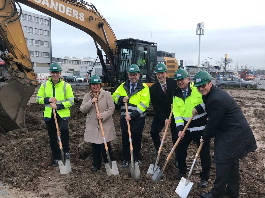 Bürgermeister Reiner Breuer, SWN-Geschäftsführer Stephan Lommetz, Planungsdezernent Christoph Hölters, SWN-Geschäftsführer Ekkehard Boden, SWN-Aufsichtsratsvorsitzende Elisabeth Heyers und SWN-Projektleiter Johannes Steinhauer (v.r.n.l.) beim Spatenstich.