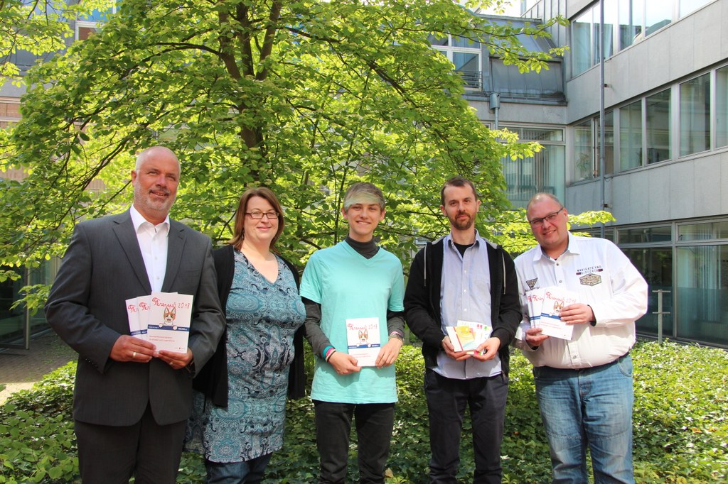 Bildunterzeile: (v.l.) Jugenddezernent Ralf Hörsken, Ann Christin Kaup, Abteilungsleiterin Kinder und Jugendarbeit, Titelbildzeichner Aaron Duscha, Simon Herzhoff, Federführer Neusser Ferienspaß, und Stadtjugendpfleger Götz Barkey. 