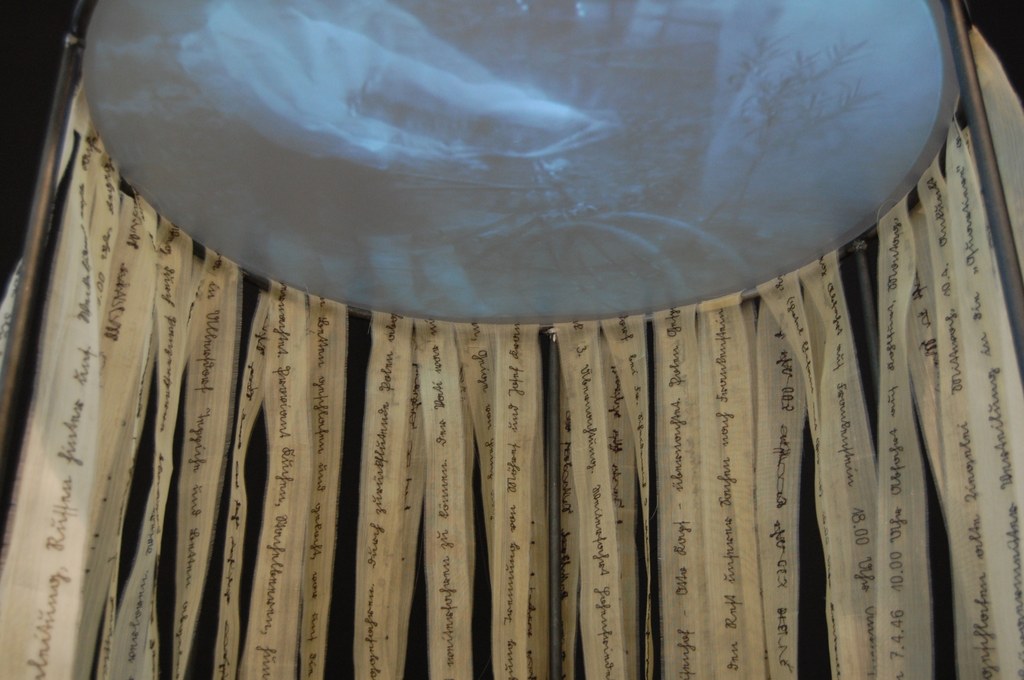 In dieser Installation setzt sich Gabriele Undine Meyer mit dem Thema Flucht auseinander - Foto: B. Wilms.