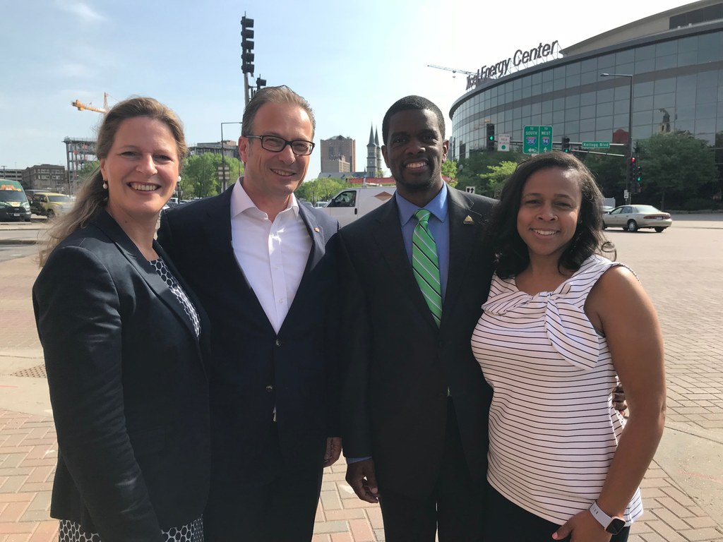 Bürgermeister Reiner Breuer und seine Frau Ute Breuer (l.) trafen am ersten Morgen ihres Besuchs in Saint Paul Bürgermeister Melvin Carter und dessen Frau Sakeena Futrell Carter.