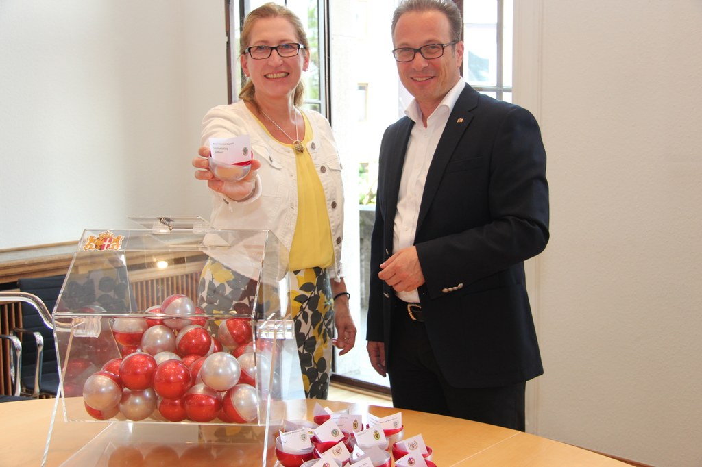 Schützenkönigin Angelika Kunz zog gemeinsam mit Bürgermeister Reiner Breuer die 25 Lose