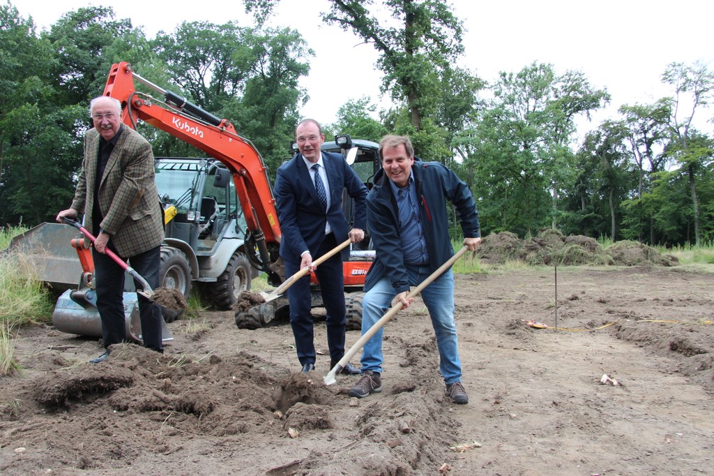 Mit Wolfgang Mueller (l.), Landschaftsarchitekten Mueller und Partner, und Matthias Knoche (r.), verantwortlicher Planer im Amt für Stadtplanung, nahm Planungsdezernent Christoph Hölters den ersten Spatenstich zur Revitalisierung des Jostensbuschs vor.