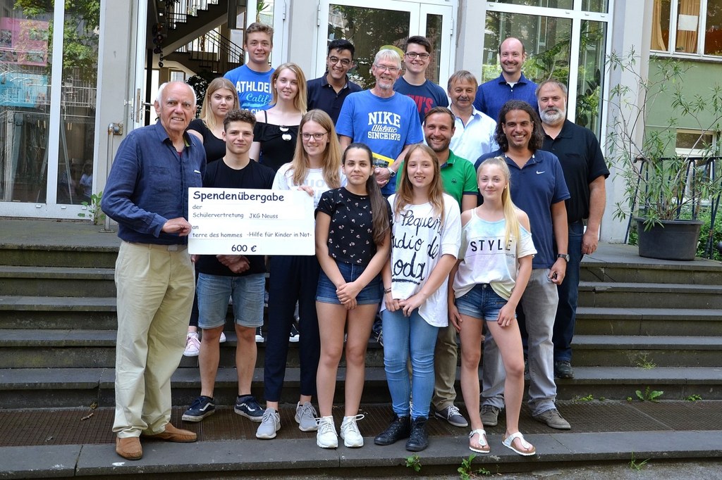 Freude über die Spende: Die Organisation „Terre des Hommes“ und die Akteurinnen und Akteure der Fahrradbörse der Janusz-Korczak-Gesamtschule.
