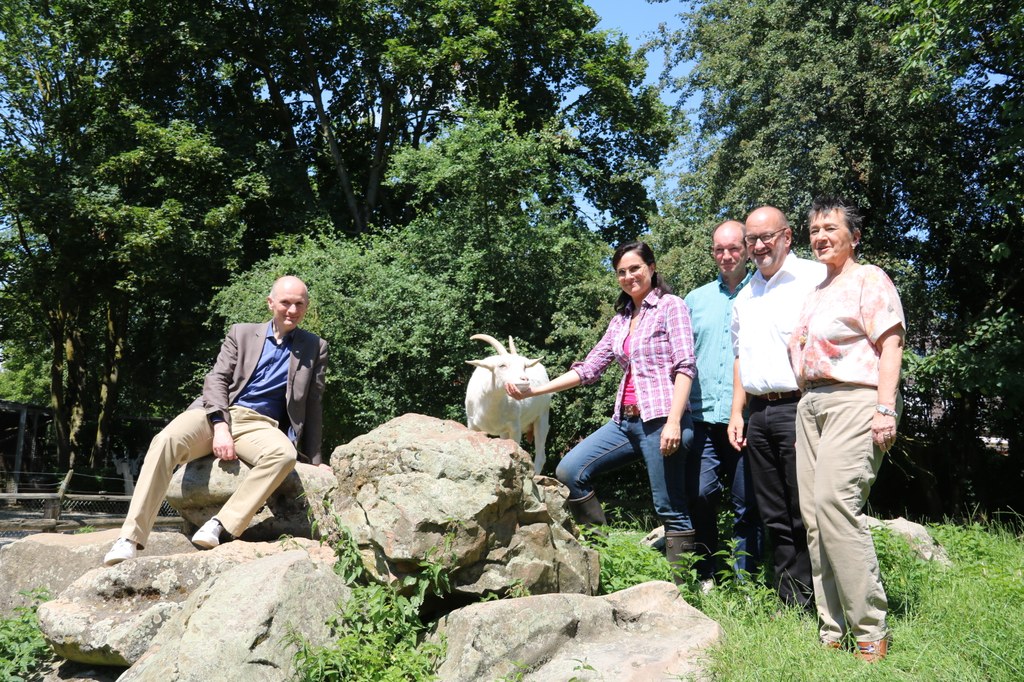 (v.l.) Umweltdezernent Dr. Matthias Welpmann, Sandra Breuer, Vorstand Förderverein Kinderbauernhof, Frank Lammerz, Leiter Kinderbauernhof, Georg Heumüller, Stellv.  Amtsleiter Stadtgrün, Umwelt und Klima, und Ingrid Schäfer, Vorsitzende Förderverein. 
