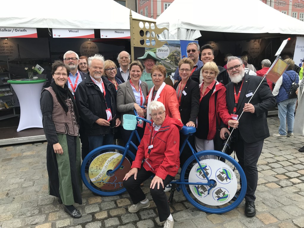 Die Neusser Delegation vor dem Stand der Rheinischen Hanse