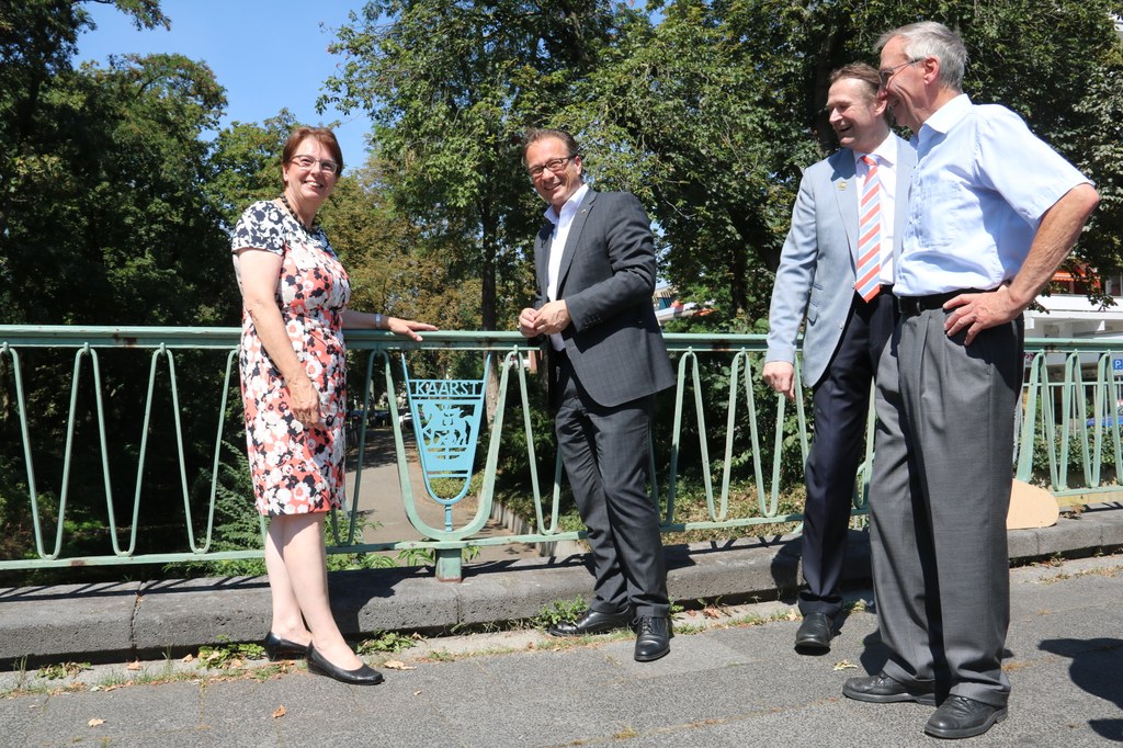 Die Kaarster Bürgermeisterin Dr. Ulrike Nienhaus und Bürgermeister Reiner Breuer enthüllen gemeinsam mit Christoph Napp-Sarbourg und Klaus Karl Kaster, Vorstand des Vereins der Freunde und Förderer des historischen Nordkanals das neue Wappen.