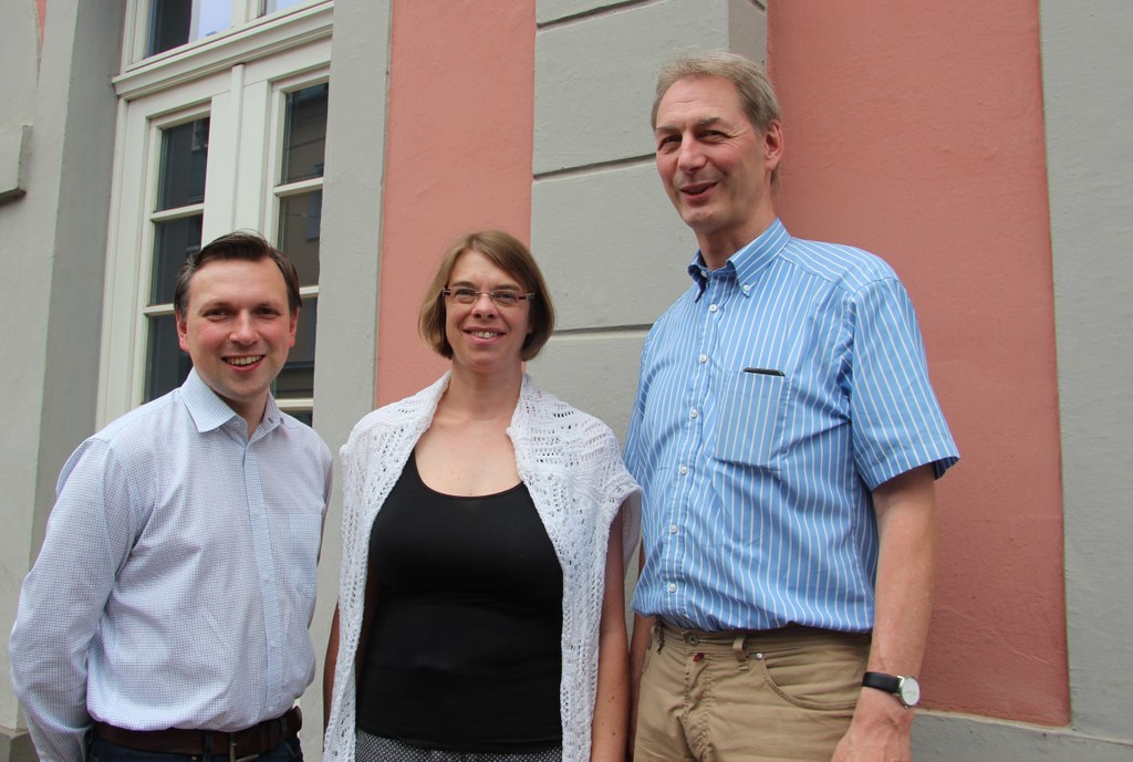 (v.l.) Michael Ziege, Vorsitzender Arbeitsgemeinschaft zur Förderung der Kirchenmusikwoche in Neuss, Katja Ulges-Stein, Künstlerische Leitung,  und Kantor Joachim Neugart.