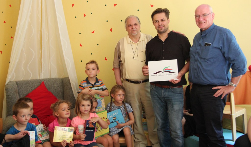 (v.l.) Manfred Berdel, Leiter der Vorleseinitiative VRONE, Kunstförderpreisträger der Stadt Neuss, Jeremias Krakowiak, und Kulturamtsleiter Harald Müller.  