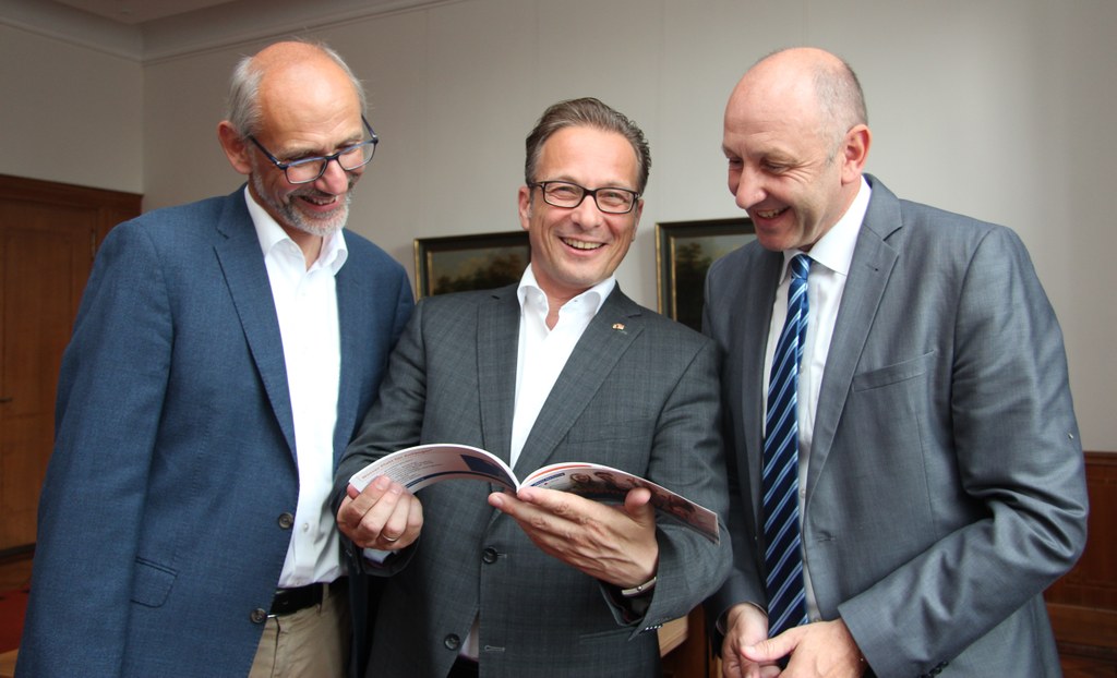 (v.r.) Jürgen Sturm, Leiter Neuss Marketing, Bürgermeister Reiner Breuer, und Uwe Neumann, Leiter Bürger- und Ordnungsamt, freuen sich über die gelungene Broschüre für Neubürgerinnen und Neubürger.