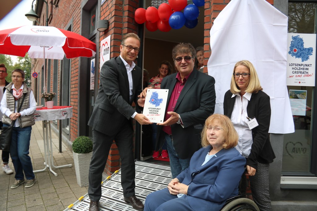 Bürgermeister Breuer eröffnet den Lotsenpunkt gemeinsam mit AWO-Geschäftsführer Bülent Öztaş, AWO-Vorsitzender Gertrud Servos und Gabriele Möller, Ansprechpartnerin im Lotsenpunkt für Holzheim und Grefrath.