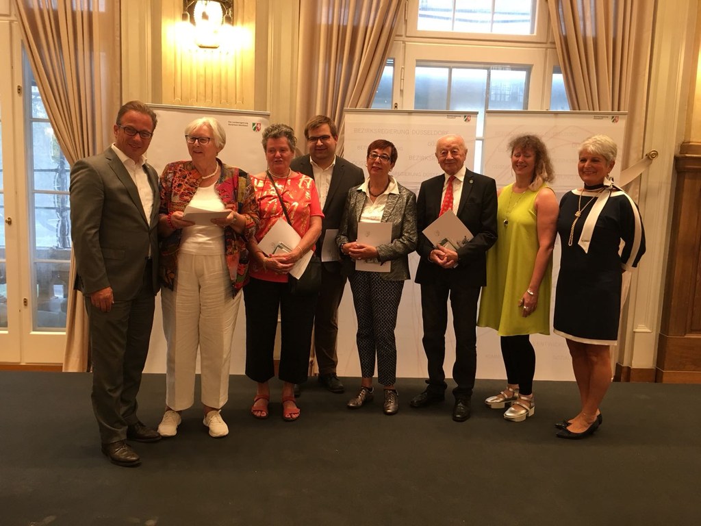 Bürgermeister Reiner Breuer ehrte Heide Broll, Irene Roßner, Bernhard Wehres, Gudrun Maak und Josef Schäpers gemeinsam mit Staatsekretärin Andrea Milz und Regierungspräsidentin Birgitta Rademacher (v.l.) für ihr über zehnjähriges ehrenamtliches Engagement