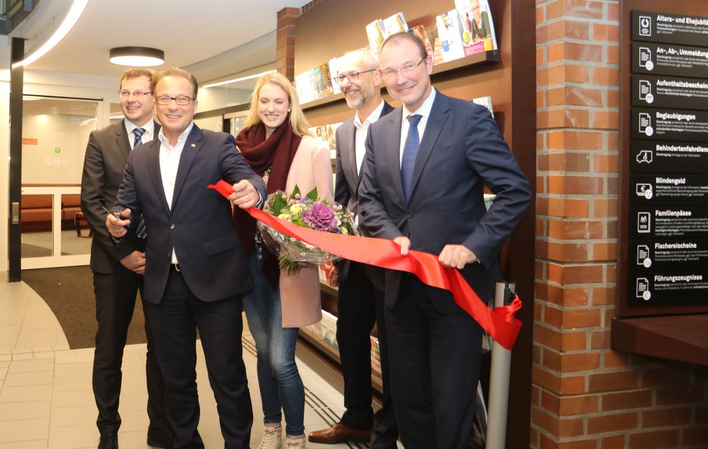 Eröffneten gemeinsam das neue Bürgeramt (v.l.)  Ordnungsdezernent Holger Lachmann, Bürgermeister Reiner Breuer, die erste Kundin Ivonne Tabeling, Bürger- und Ordnungsamtsleiter Uwe Neumann sowie Baudezernent Christoph Hölters.