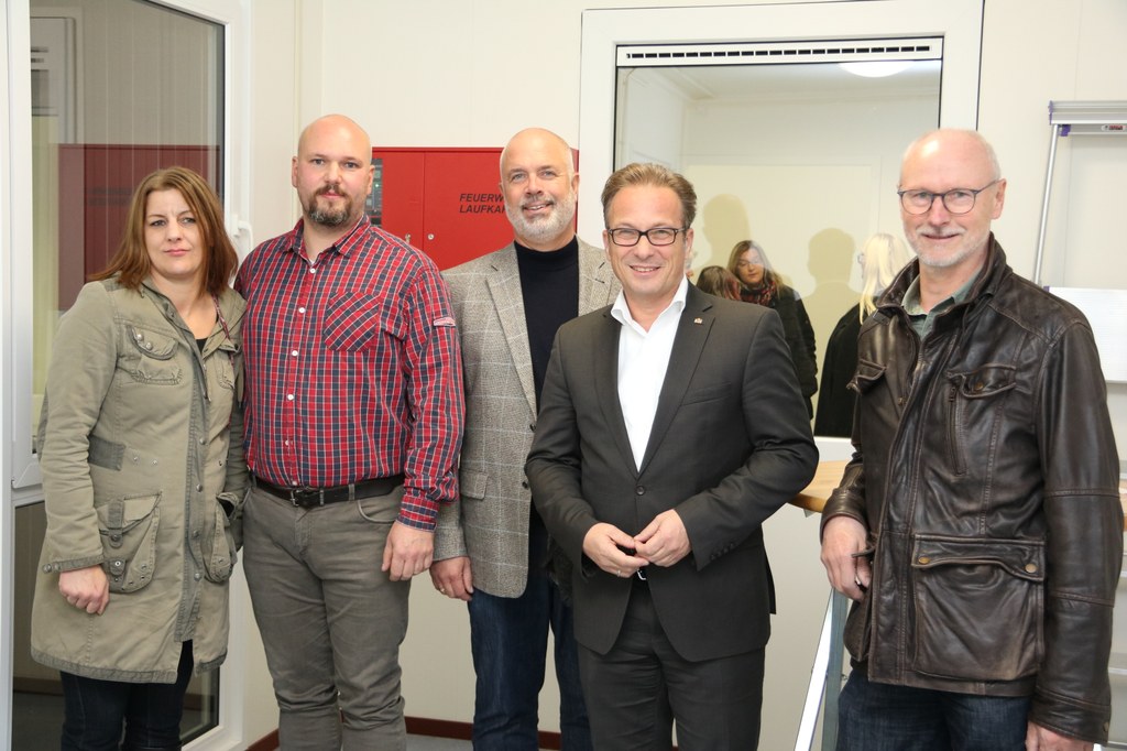 Bettina Kiniziak (Leiterin Hin & Herberge), Wolfgang Gerhard (Leiter Hin & Herberge), Ralf Hörsken (Sozialdezernent), Rainer Breuer (Bürgermeister), Ernst Goertz (Abteilungsleiter Fachstelle Wohnen)