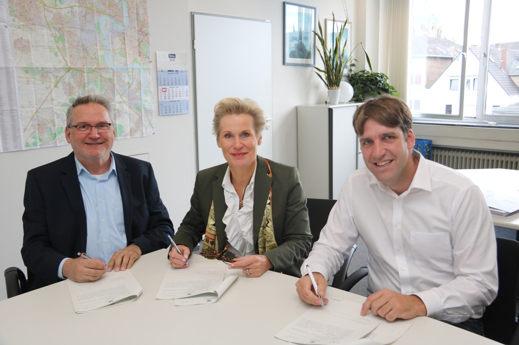 (v.l.) Helge Wallmeier, stellvertretender Jugendamtsleiter; Astrid Ficinus, Aufsichtsbeamtin für Grundschulen im Rhein-Kreis Neuss; und Achim König, Programmleiter Education Y, unterzeichnen den Vertrag. 