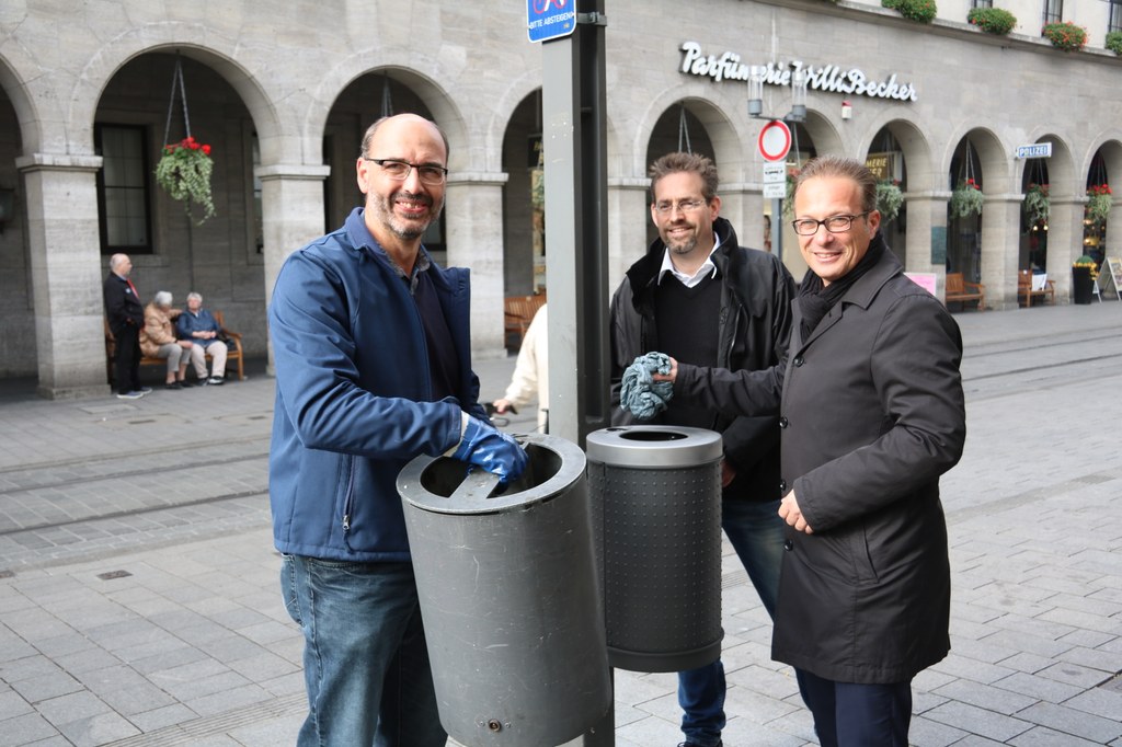 (v.l) Lothar Richers (AWL), Oliver Negele (Betriebsleiter AWL) und Bürgermeister Reiner Breuer haben den ersten Mülleimer ersetzt.