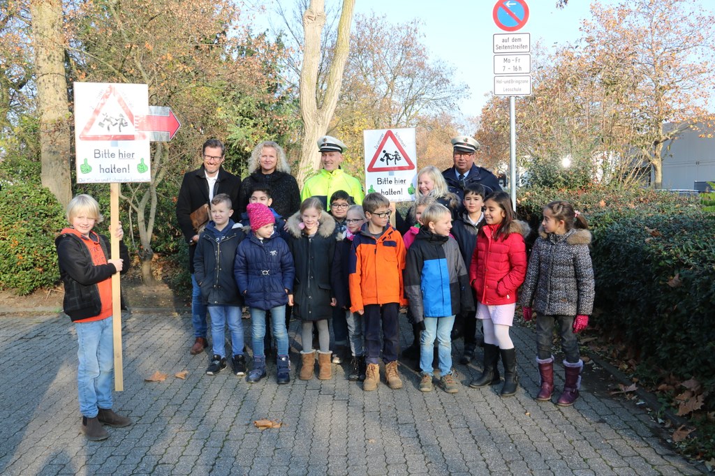 Kinder der Leoschule mit Norbert Jurczyk (stellv. Leiter Amt für Verkehrsangelegenheiten), Marion Amandi (Schulleiterin), Mike Schween (Verkehrssicherheitsberater), Hans-Peter Clasen (Bezirksbeamter).