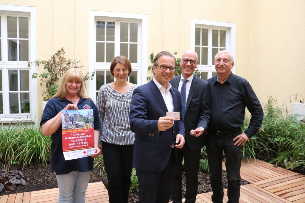 v.l.: Lorina Benning (DRK-Blutspendedienst West), Marion Zillger (Koordinatorin bei der Stadt Neuss), Bürgermeister Reiner Breuer, Thomas Herzfeld (Öffentlichkeitsarbeit DRK) und Dr. Gerhard Steiner (Kreisverbandsarzt des DRK).