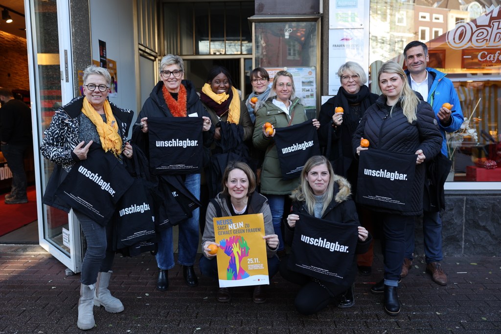 Stadt Neuss zeigt Flagge gegen Gewalt an Frauen