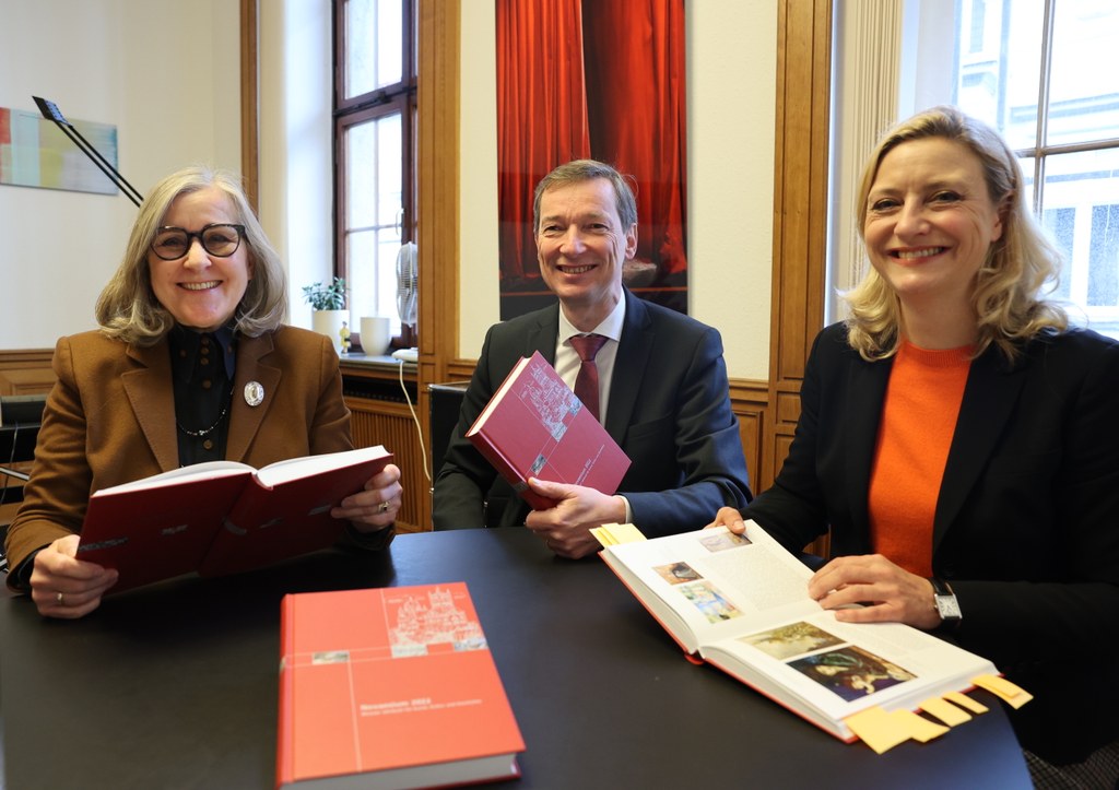 Foto: Stadt Neuss (v.l.n.r.: Dr. Christiane Zangs, Dr. Jens Metzdorf, Dr. Uta Husmeier-Schirlitz)