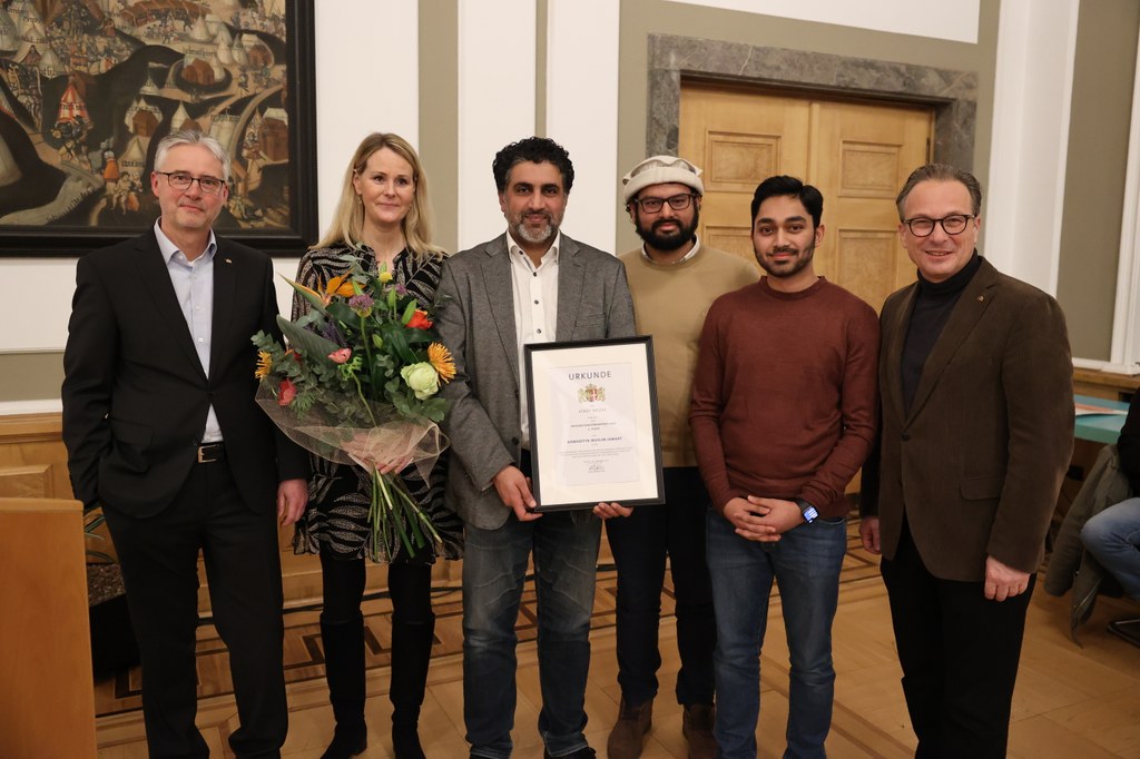1. Platz: v.l.  Hermann Murmann, Leiter des Integrationsamtes; Dr. Verena Austermann, Vorsitzende der DJK Rheinkraft ;Zaheer Ahmad, Vorsitzender der Ahmadiyya Gemeinde Rhein Kreis Neuss,; Wafa Mohammad; Shahzad Sayyed, Bürgermeister Reiner Breuer