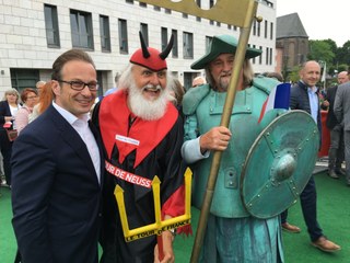 Bürgermeister mit Tour-Teufel und Quirinus