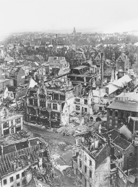 Rathaus 1945 in Trümmern 