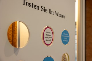 Wanderausstellung des Bundestages: Quiz-Tafel