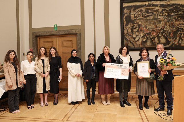 IFP_03.jpg Die Preisträgerinnen präsentieren gemeinsam mit dem Bürgermeister ihren symbolischen Scheck sowie die Urkunde.