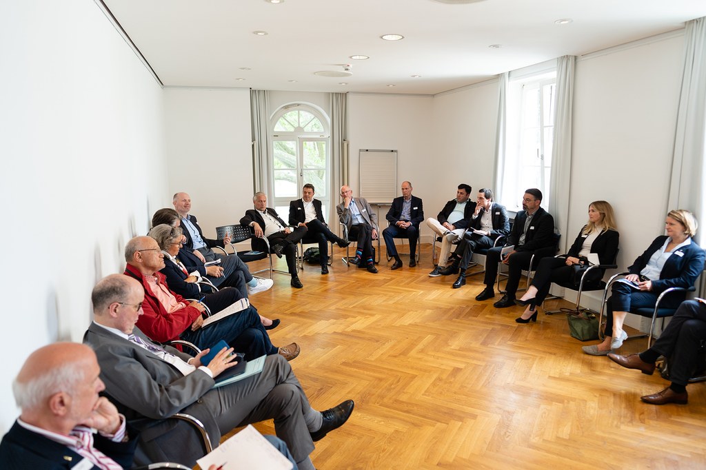 neusser-zukunftskongress-2022_09b.jpg Zahlreiche Workshop-Teilnehmer*innen sitzen im Halbkreis und tauschen sich angeregt aus.
