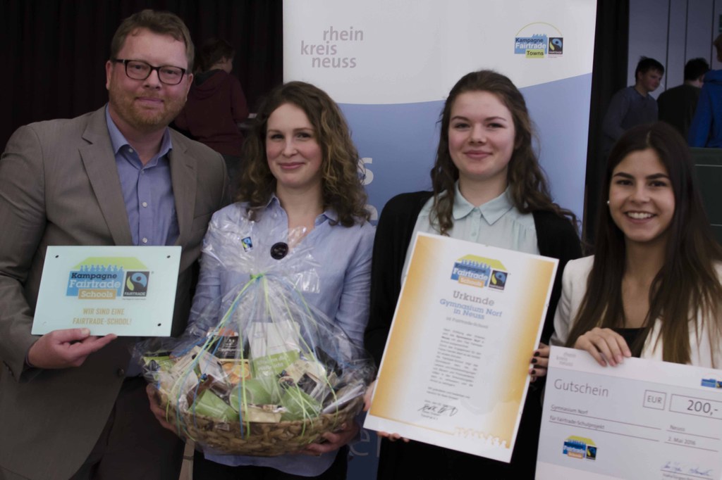 (v.r.) Ayca Sahman, Malin Steinhäuser, Vanessa Poggenburg und Schulleiter Stefan Kremer