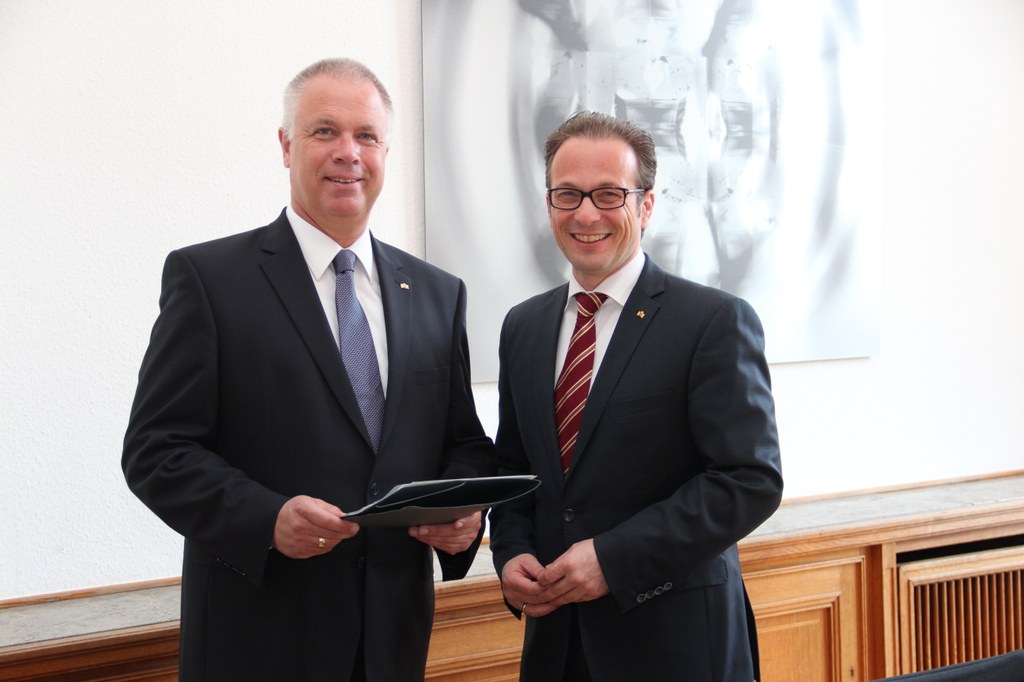 Bürgermeister Reiner Breuer (r.) und der neue Sozialdezernent Ralf Hörsken.