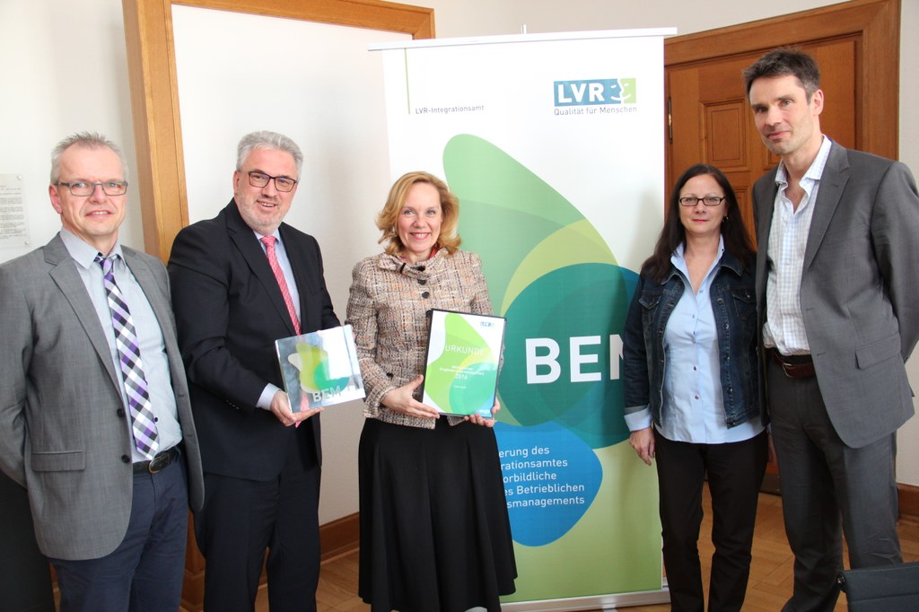 (v.r.) BEM-Beauftragter Dr. Sascha Severin, Schwerbehindertenbeauftragte Sigrun Rosenbaum, Personaldezernentin Dolores Burkert, stellv. Leiter des LVR-Integrationsamtes Gerhard Zorn und Personalratsvorsitzernder Reiner Dankelmann.