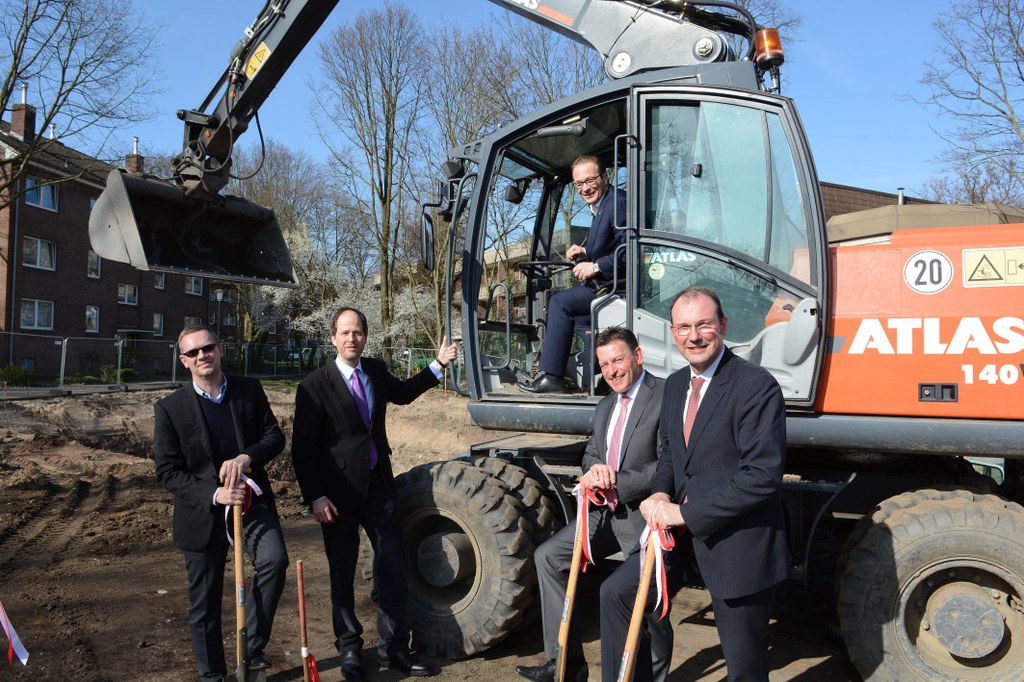 Bürgermeister Reiner Breuer (M.), Vorstandsvorsitzender Frank Lubig (2.v.r) mit seinen Kollegen Dirk Reimann und Christoph Hölters (r.) mit Architekt Markus Schmale (l.) beim symbolischen Spatenstich.