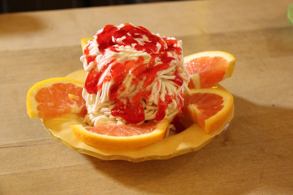 Das Altbier-Spaghetti-Eis (hier mit Orangen-Topping) gibt es am Schützenfestsonntag ab 13.30 Uhr „Im Dom“.