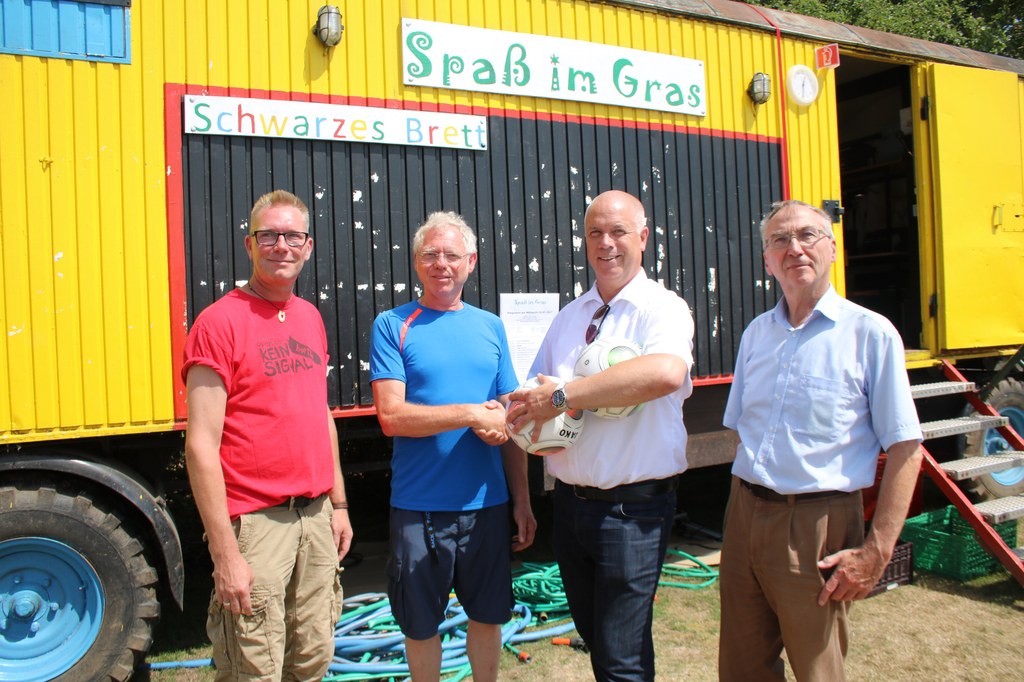 (v.r.) Klaus Karl Kaster, Vorsitzender des SKM Neuss, Jugenddezernent Ralf Hörsken, Klaus Winkels vom Kontakt Erftal des SKM Neuss und Alex Rohde von dem Malteser Kinder- und Jugendzentrum aus Grimlinghausen.