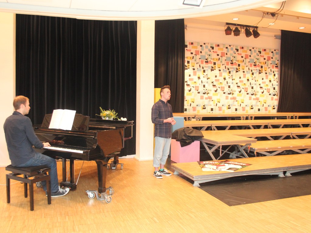 Pascal Schürken in der Rolle des Melchior und musikalischer Leiter Eddy Schulz am Flügel.  