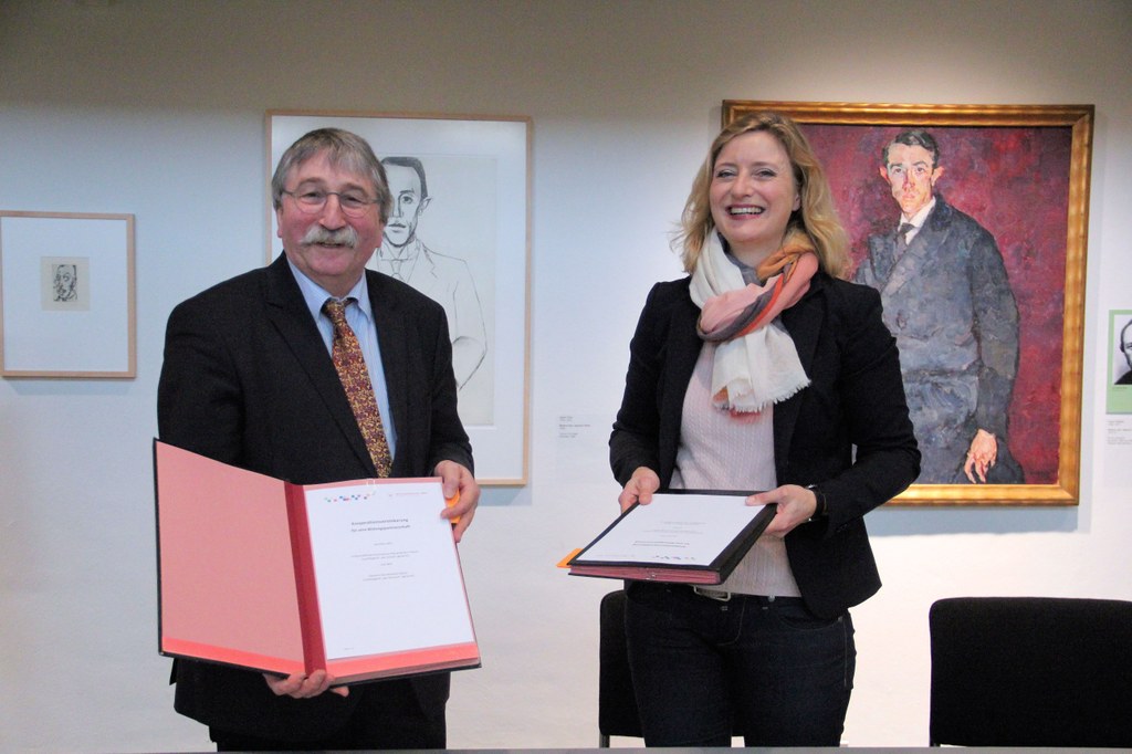 Museumsdirektorin Dr. Uta Husmeier-Schirlitz und Schulleiter Josef Burdich heben die Zusammenarbeit des Clemens Sels Museum Neuss und dem Erzbischöflichen Gymnasium Marienberg auf eine neue Ebene.