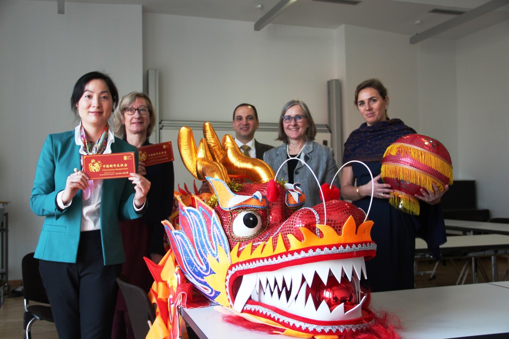 Bildunterzeile: (v.r.) Volkshochschulleiterin Dr. Marie Batzel, Kulturdezernentin Dr. Christiane Zangs, Thomas und Helen Hommers (links außen), Vorstand der Deutsch-Chinesischen Gesellschaft Neuss, und Ursel Hebben, Mitarbeiterin der VHS. 