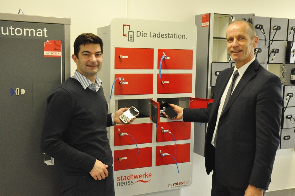 Bädergeschäftsführer Matthias Braun (r.) und Südbadleiter Alexander Bride (l.) an der neuen Ladestation, die alle gängigen USB-Anschlüsse für Smartphones und Tablets bietet.