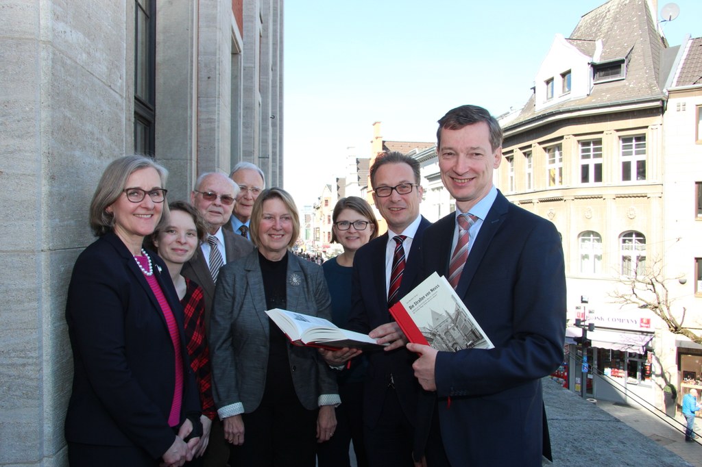 (v.r.) Herausgeber Dr. Jens Metzdorf, Bürgermeister Reiner Breuer, die Autorinnen und Autoren Dr. Stefanie Fraedrich-Nowag, Claudia Chehab, Dr. Rudolf Goebels, Prof. Werner Joël, Sandra Gesell und Kulturdezernentin Dr. Christiane Zangs. Nicht im Bild: Autor Prof. Dr. Klaus Müller.