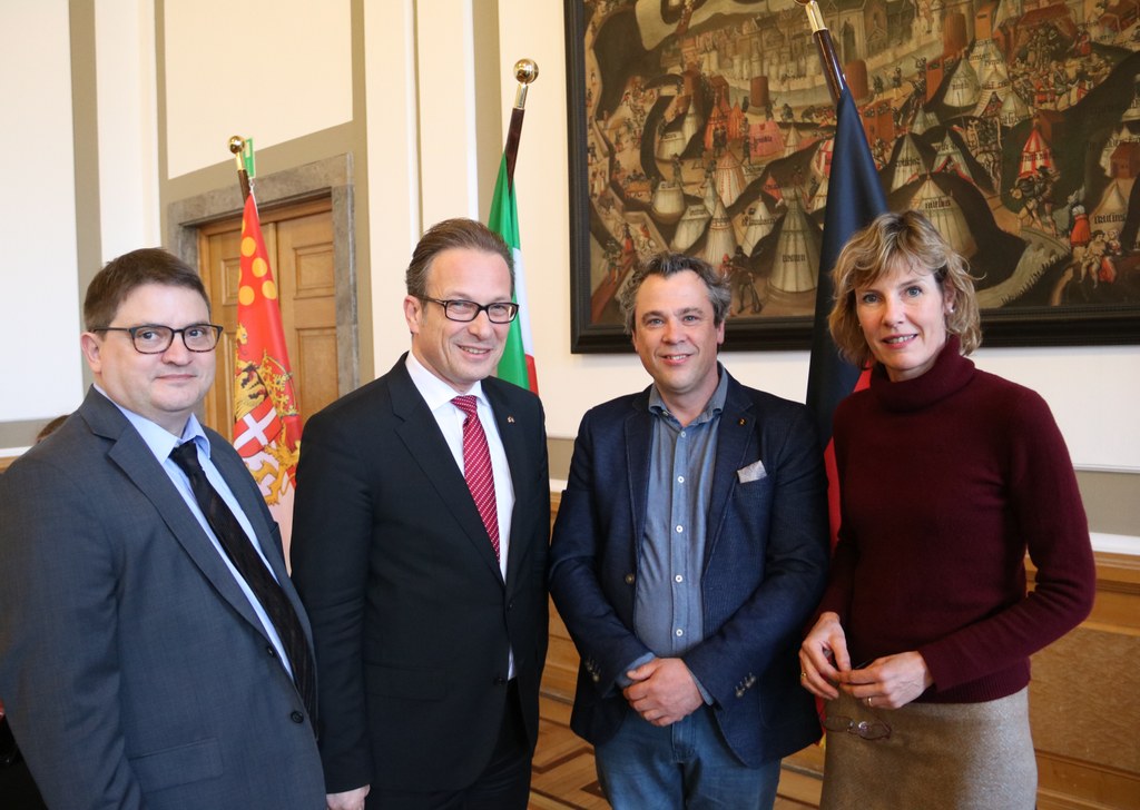 Bürgermeister Reiner  Breuer mit den Neubürgerinnen und Neubürgern Brigitte Ahn, Mark Harris und Michael Hudson.