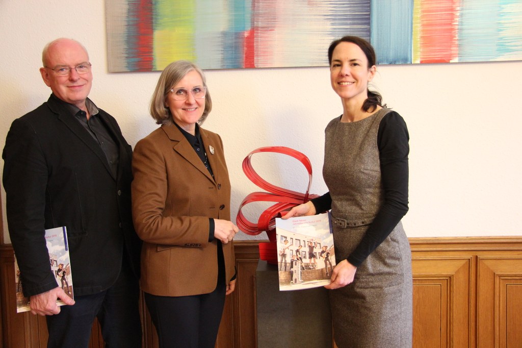 Archivarin und Redakteurin des Jahreskulturberichts Dr. Annekatrin Schaller (rechts) mit Kulturdezernentin Dr. Christiane Zangs und Kulturamtsleiter Harald Müller.